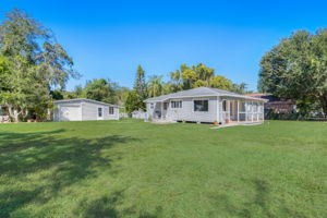 N Oakleaf Ave-001