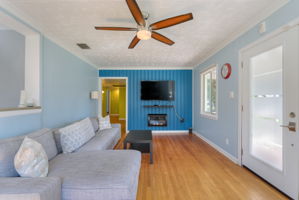 N Oakleaf Ave-005