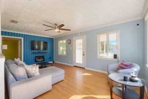 N Oakleaf Ave-006