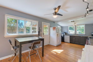 N Oakleaf Ave-011