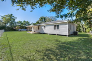 N Oakleaf Ave-004