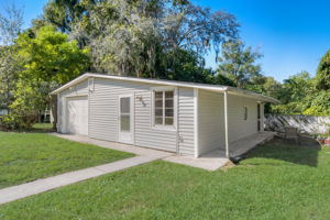 N Oakleaf Ave-036