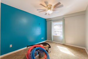 N Oakleaf Ave-032