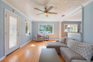 N Oakleaf Ave-008