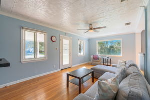 N Oakleaf Ave-007