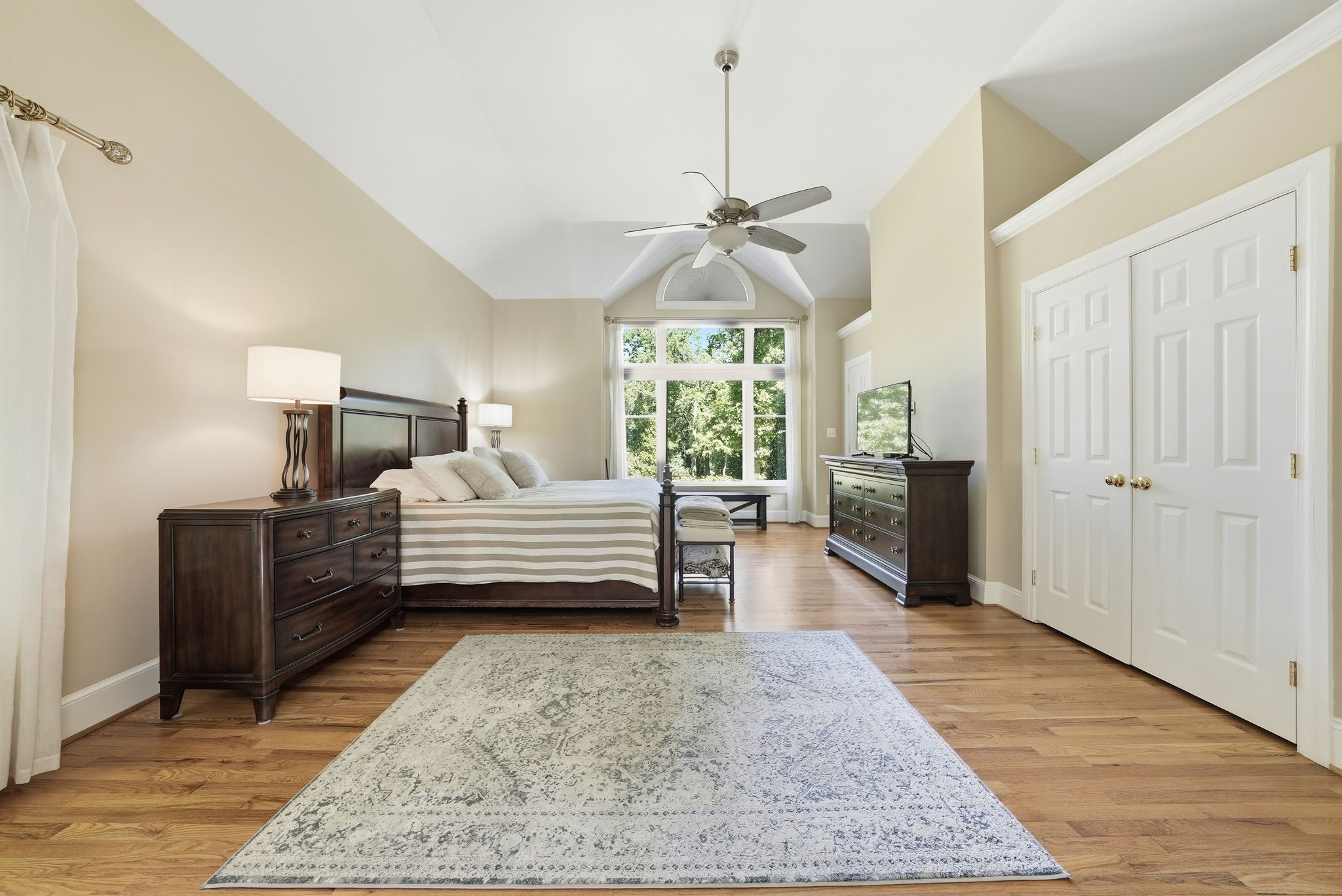 EXPANSIVE MAIN LEVEL PRMARY BEDROOM