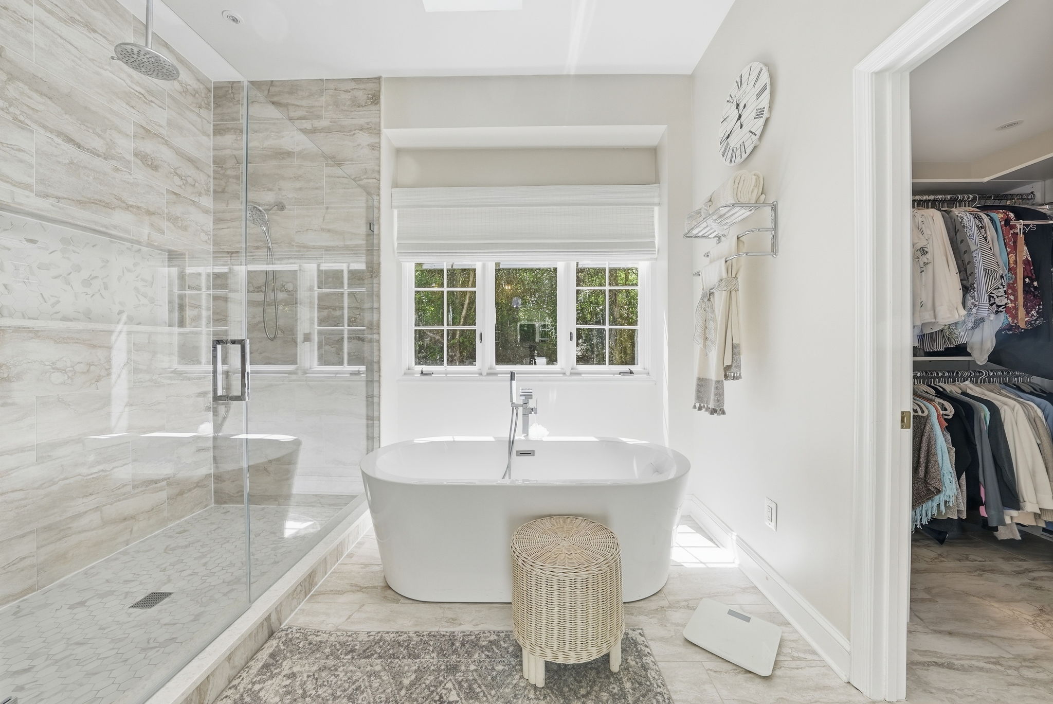 SOAKING TUB & OVERSIZED RAIN SHOWER