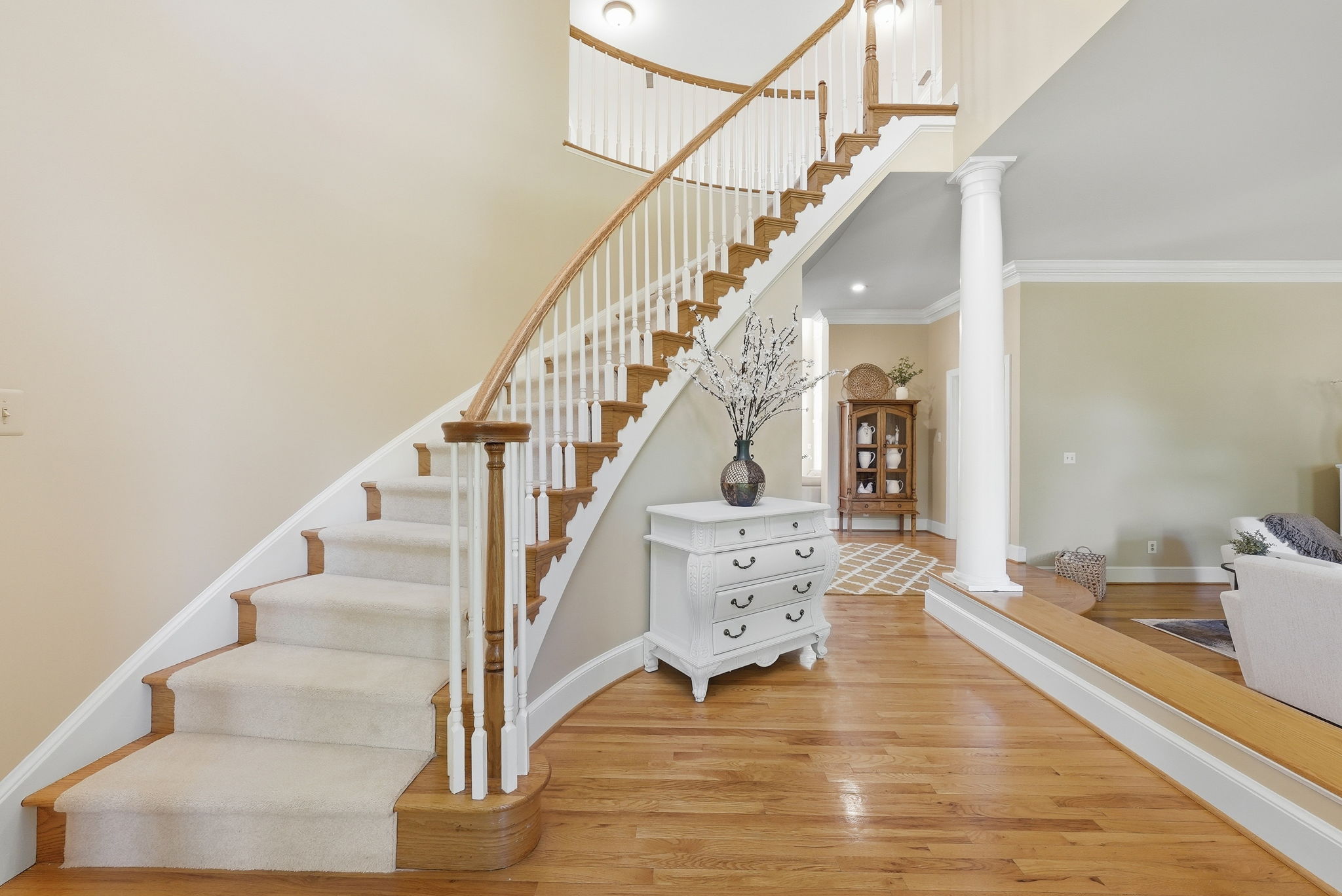 DRAMATIC TWO-STORY FOYER