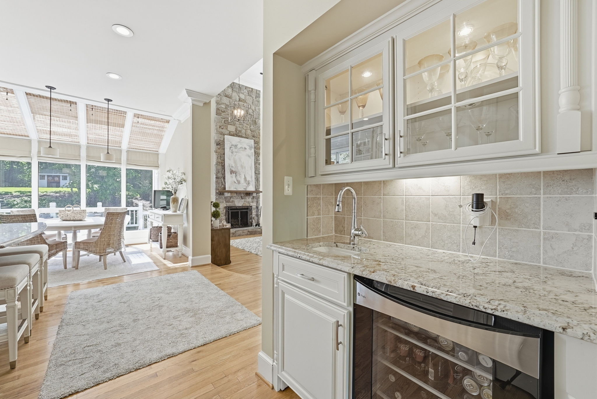 BUTLER'S PANTRY BETWEEN KITCHEN & DINING ROOM