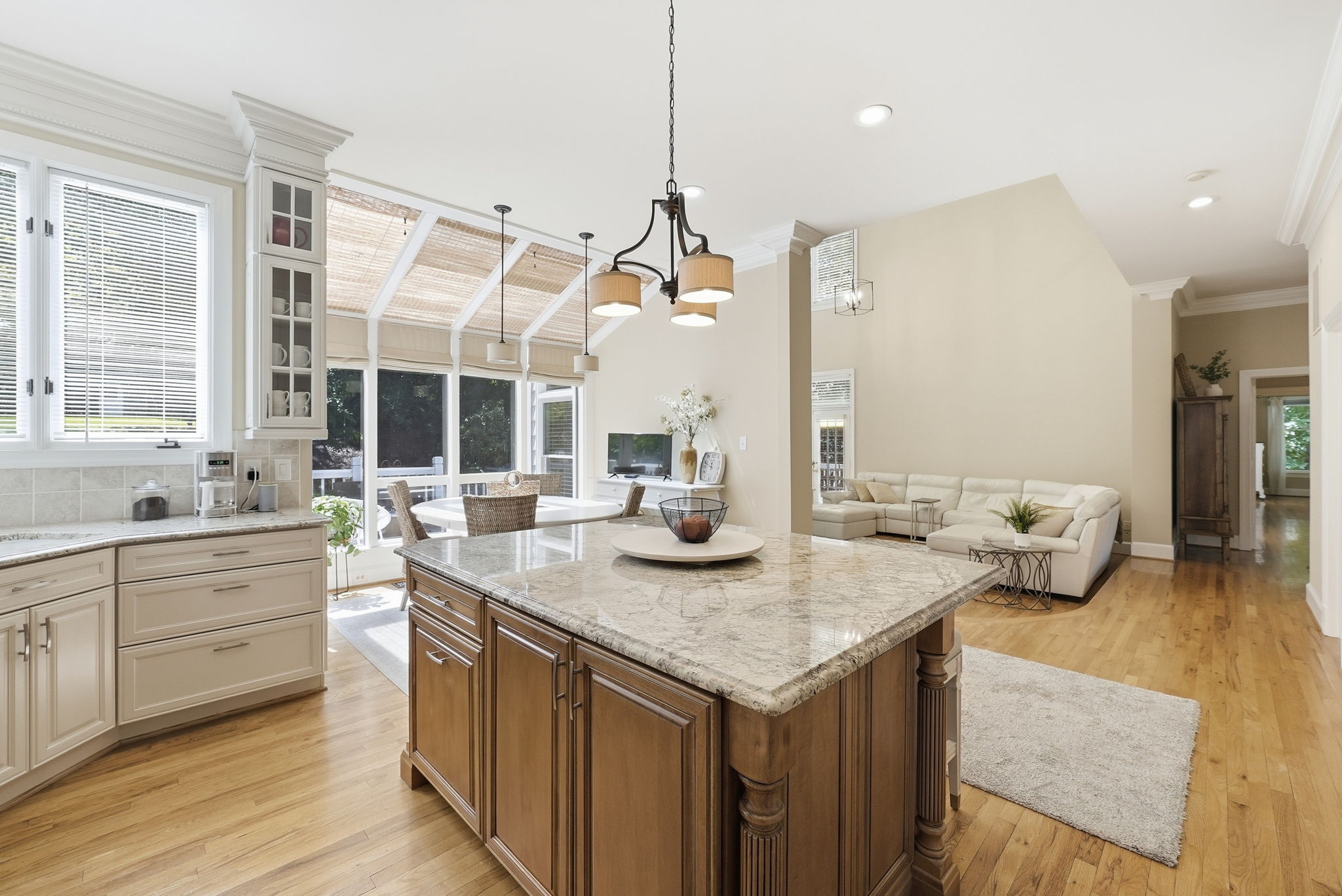 SUNNY EAT-IN KITCHEN