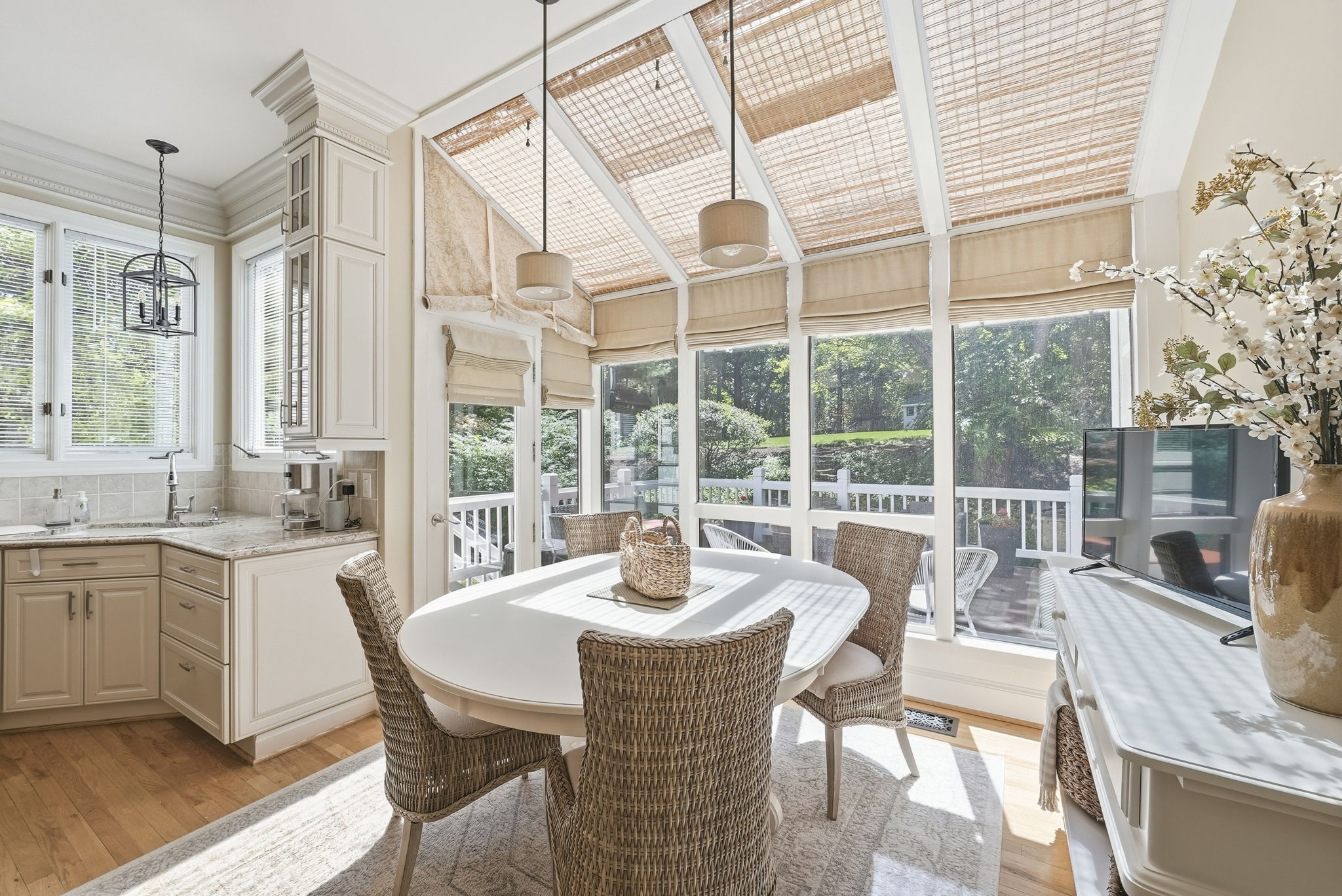 BRIGHT EAT-IN KITCHEN