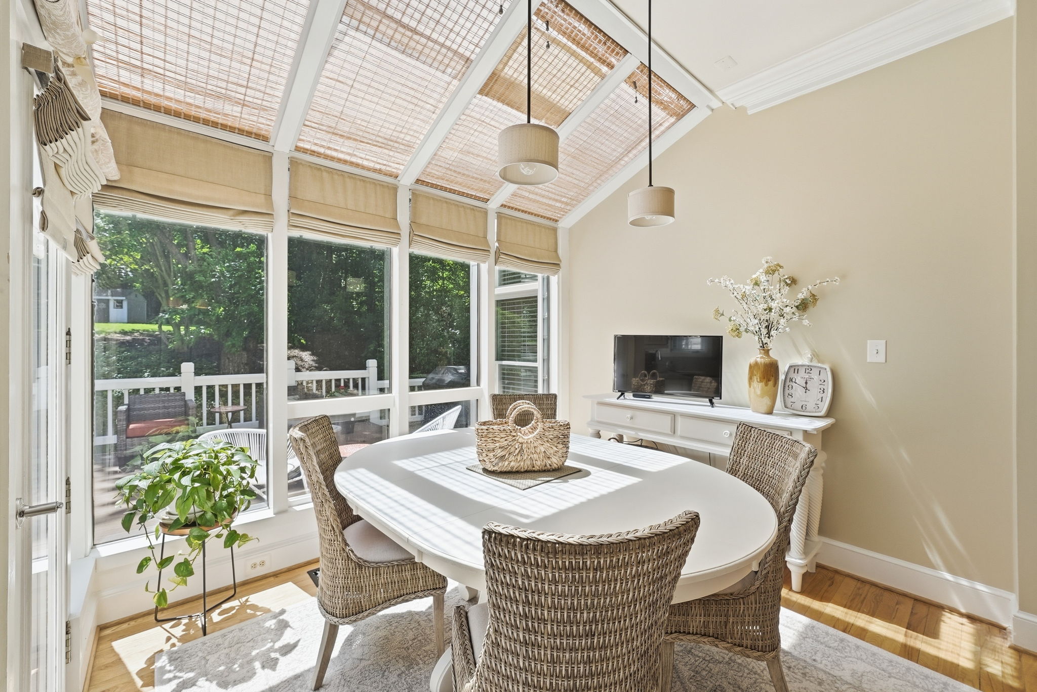 COZY EATING AREA WITH TV