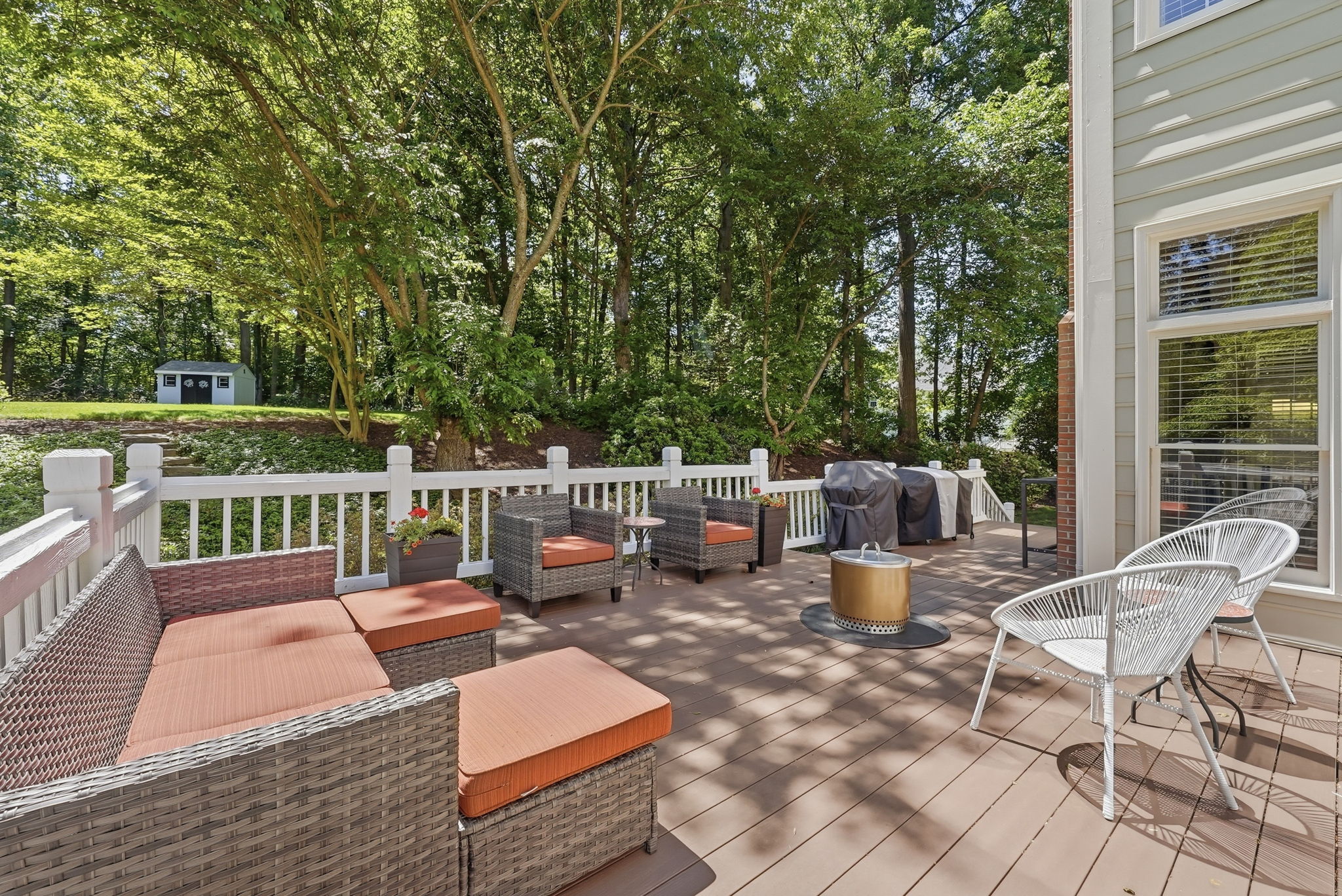 BEAUTIFUL SETTING BACKYARD