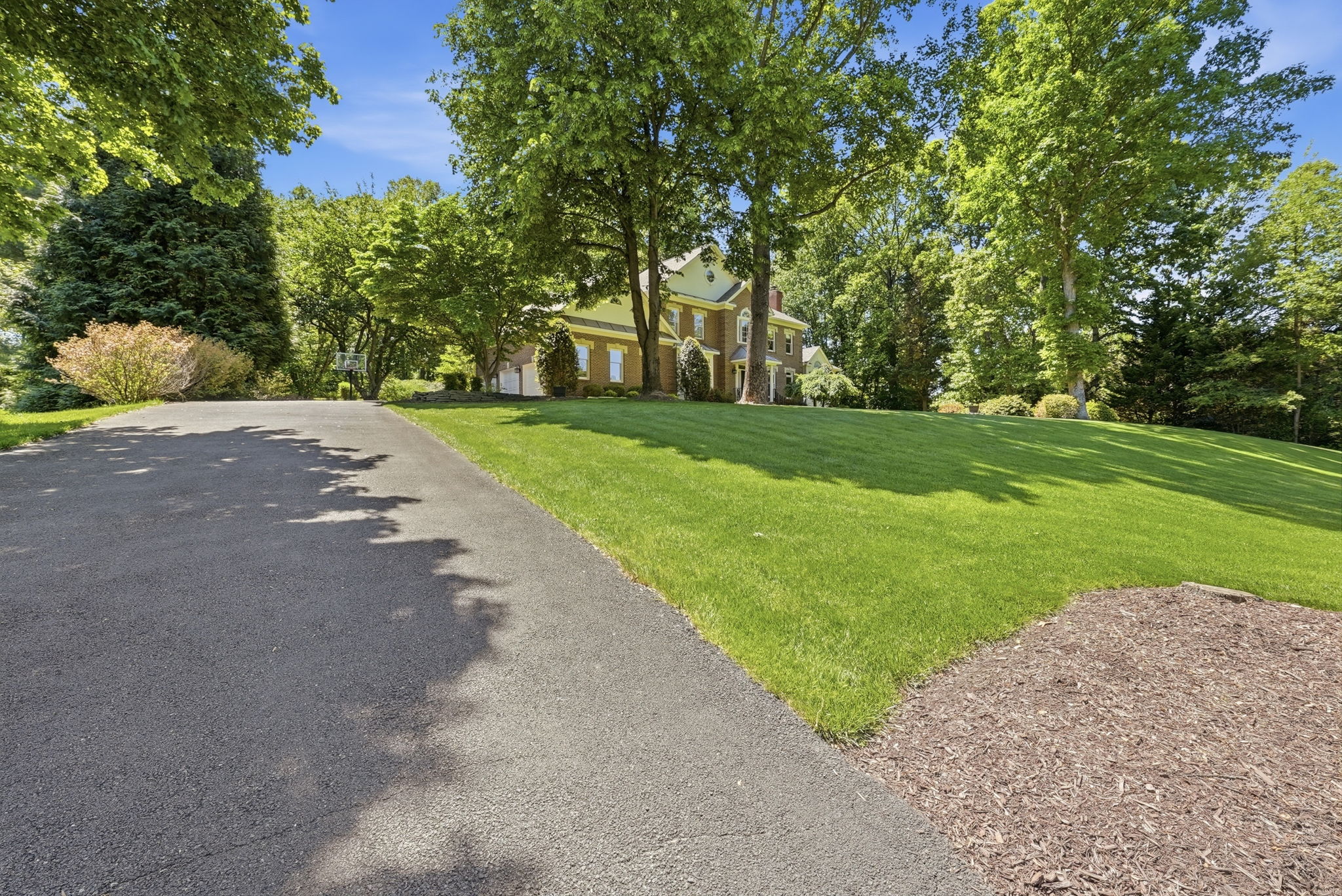 EXPANSIVE DRIVEWAY