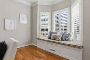 10-Living Room Window Seat