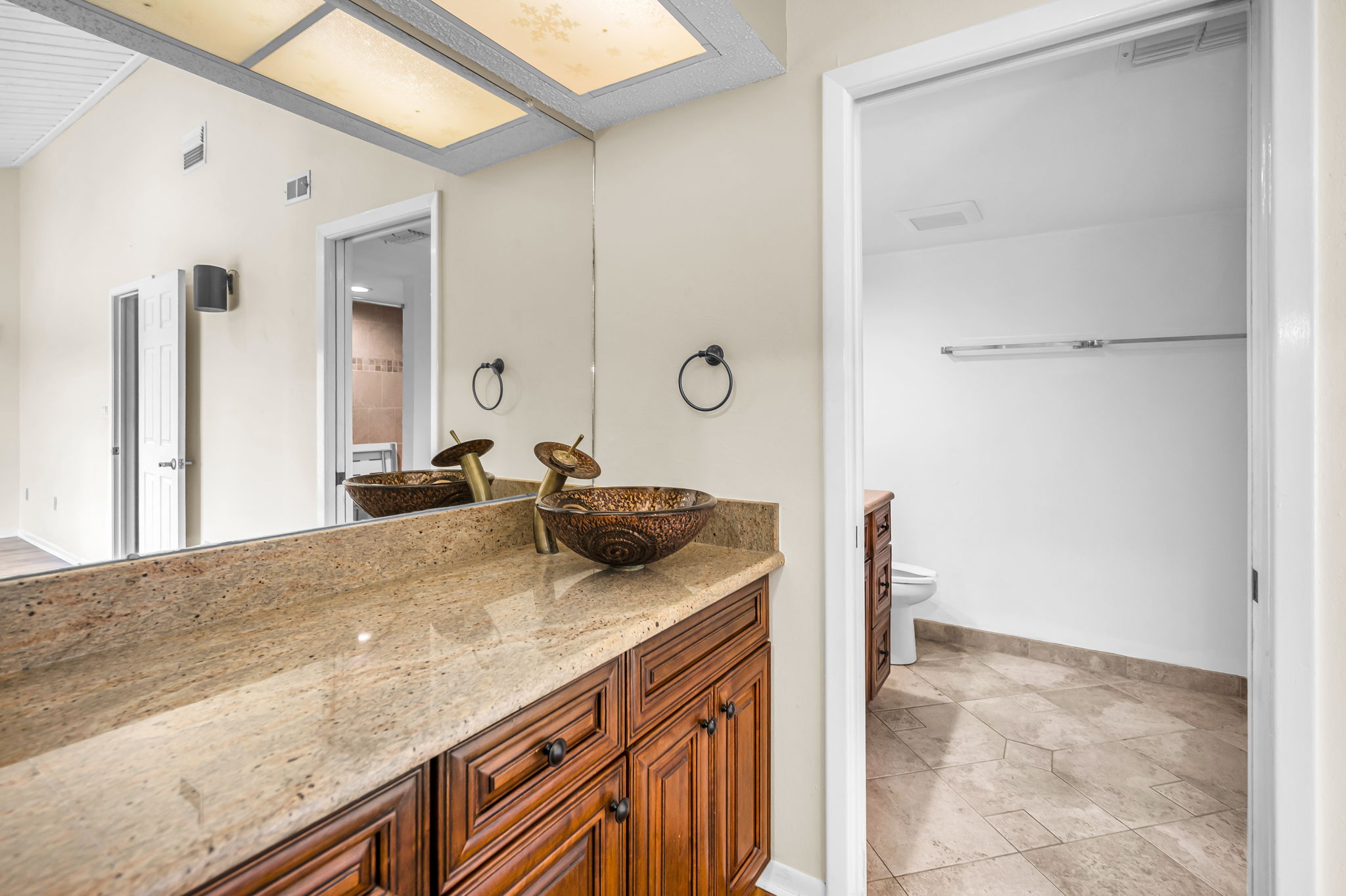 Upper Level Primary Bathroom1a