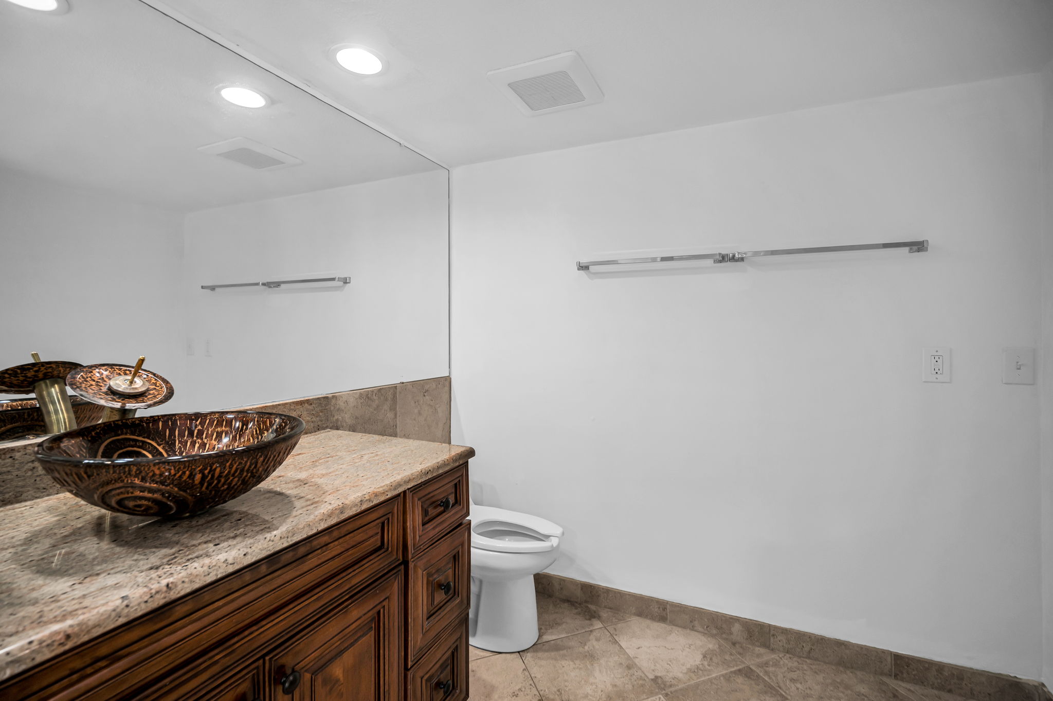 Upper Level Primary Bathroom1b