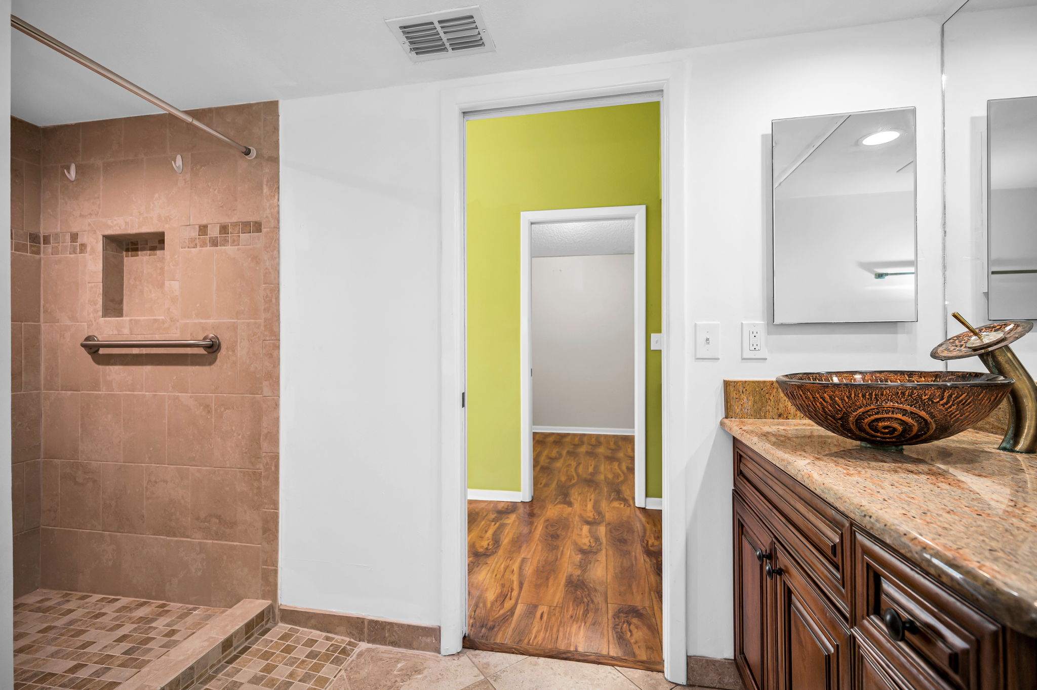 Upper Level Primary Bathroom1c