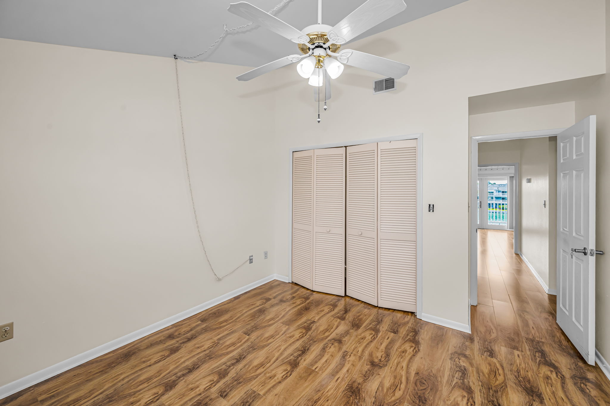 Upper Level Bedroom11b
