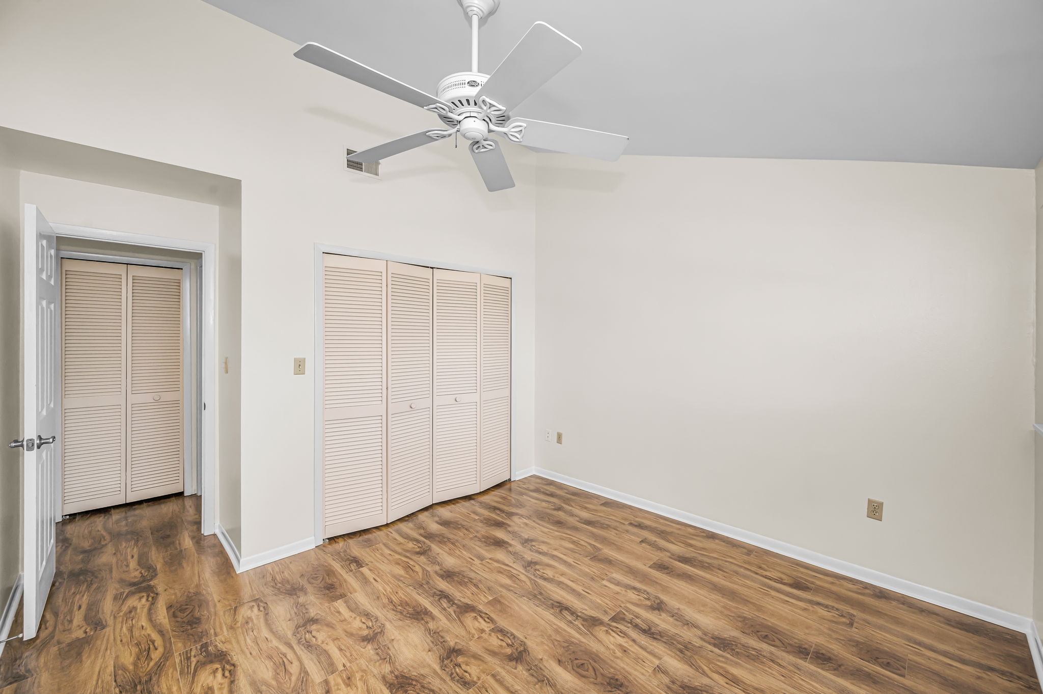 Upper Level Bedroom12b