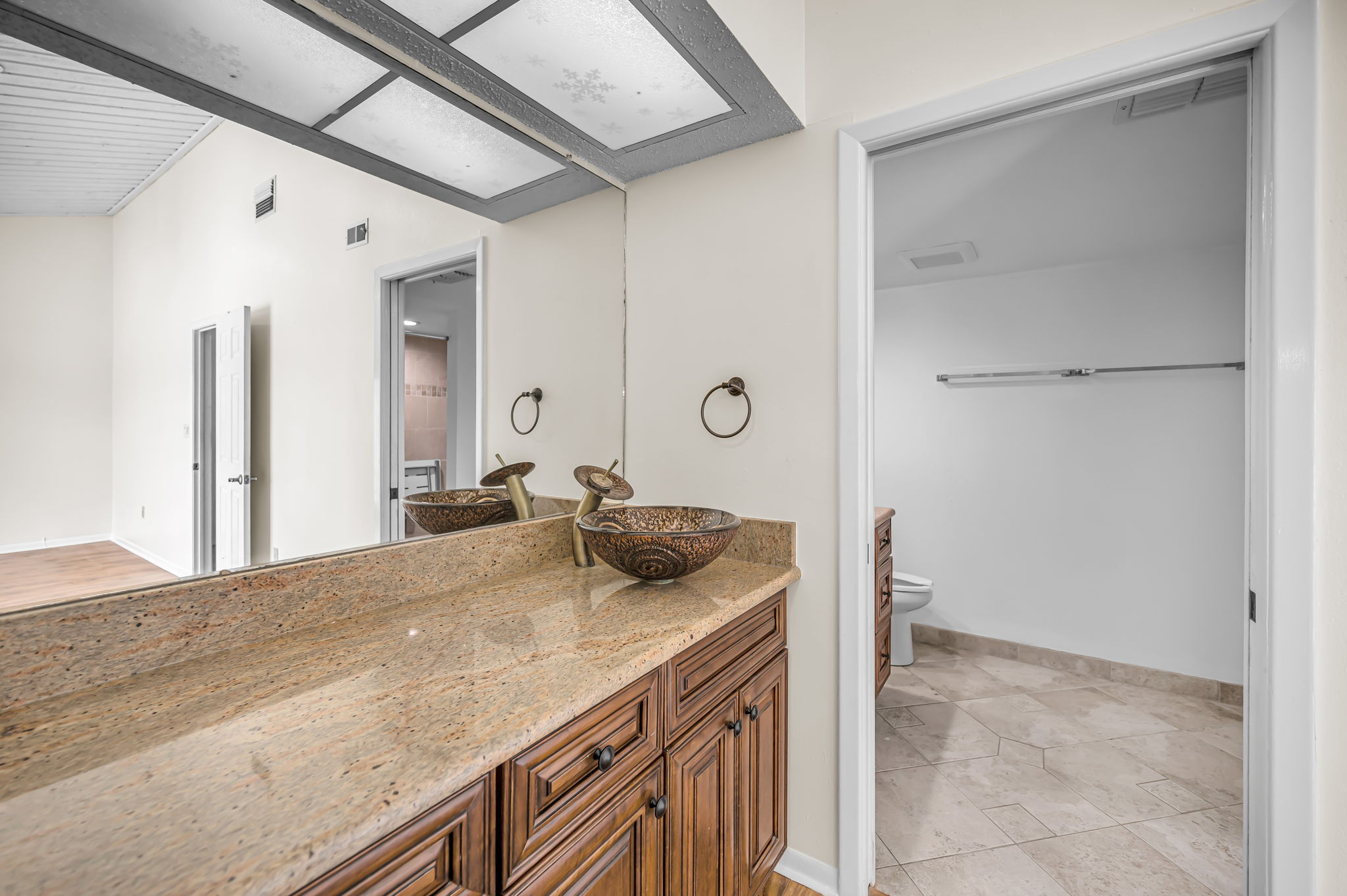 Upper Level Primary Bathroom10a