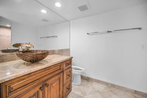 Upper Level Primary Bathroom10b