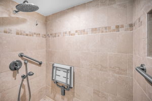 Upper Level Primary Bathroom10c