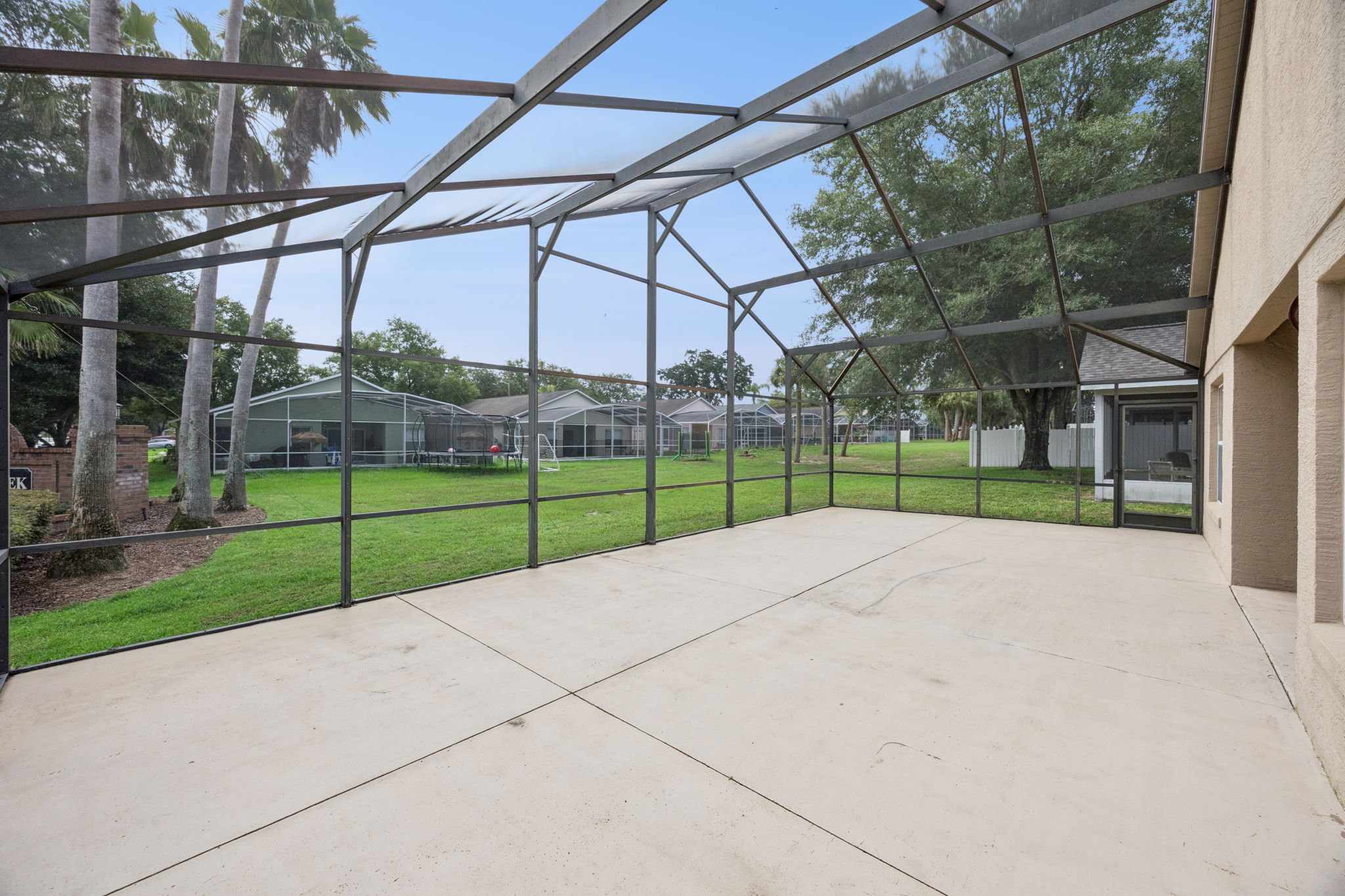  Photo 32