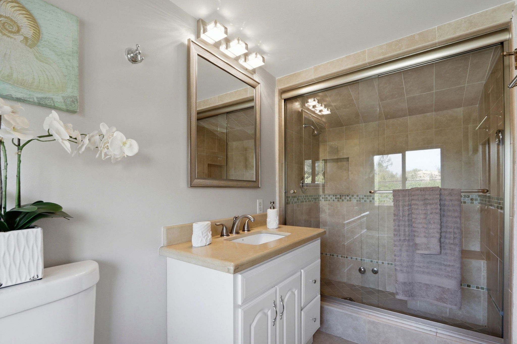 Main House Upstairs Bathroom