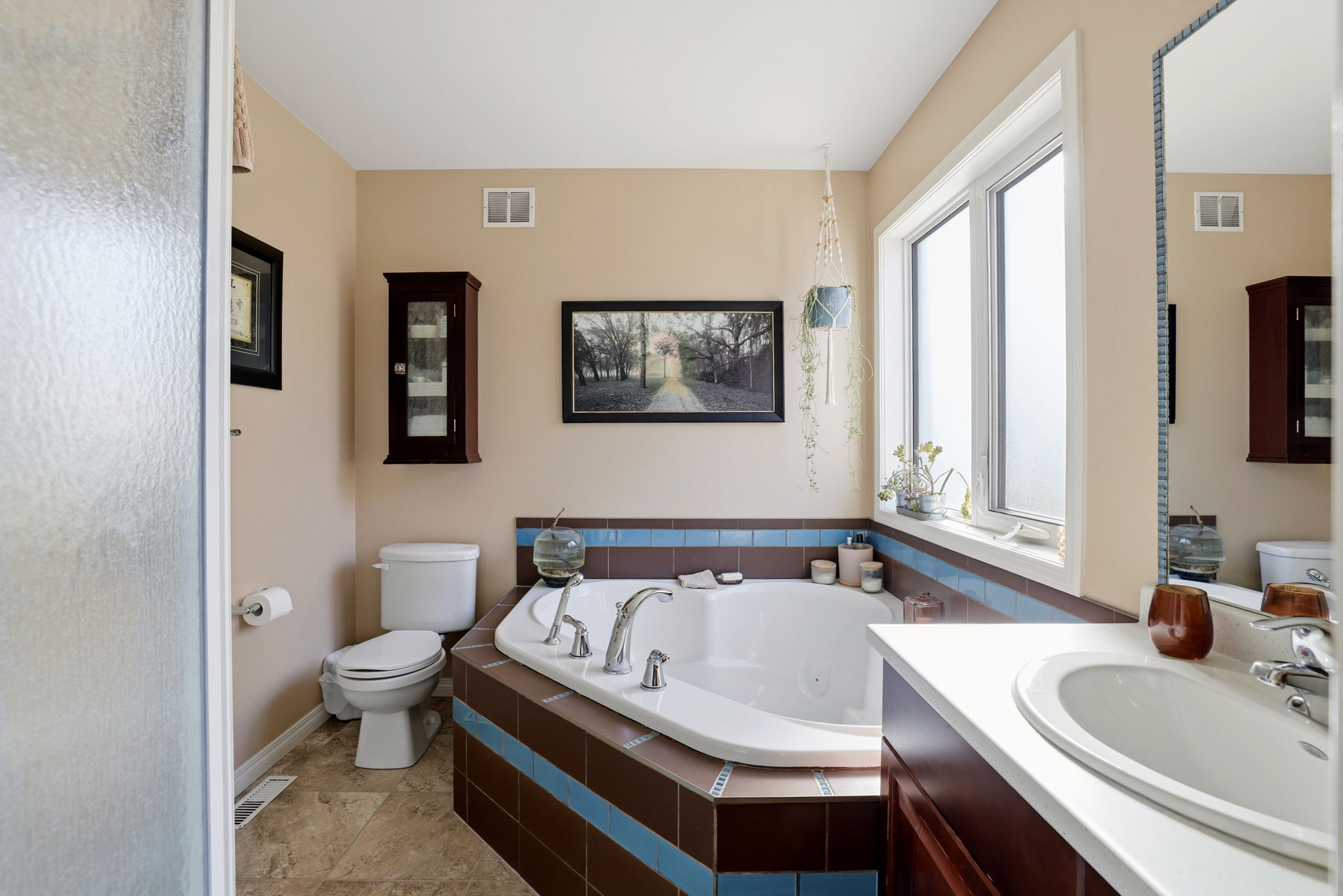 20. 124 2nd Ave W. - Ensuite Bathroom