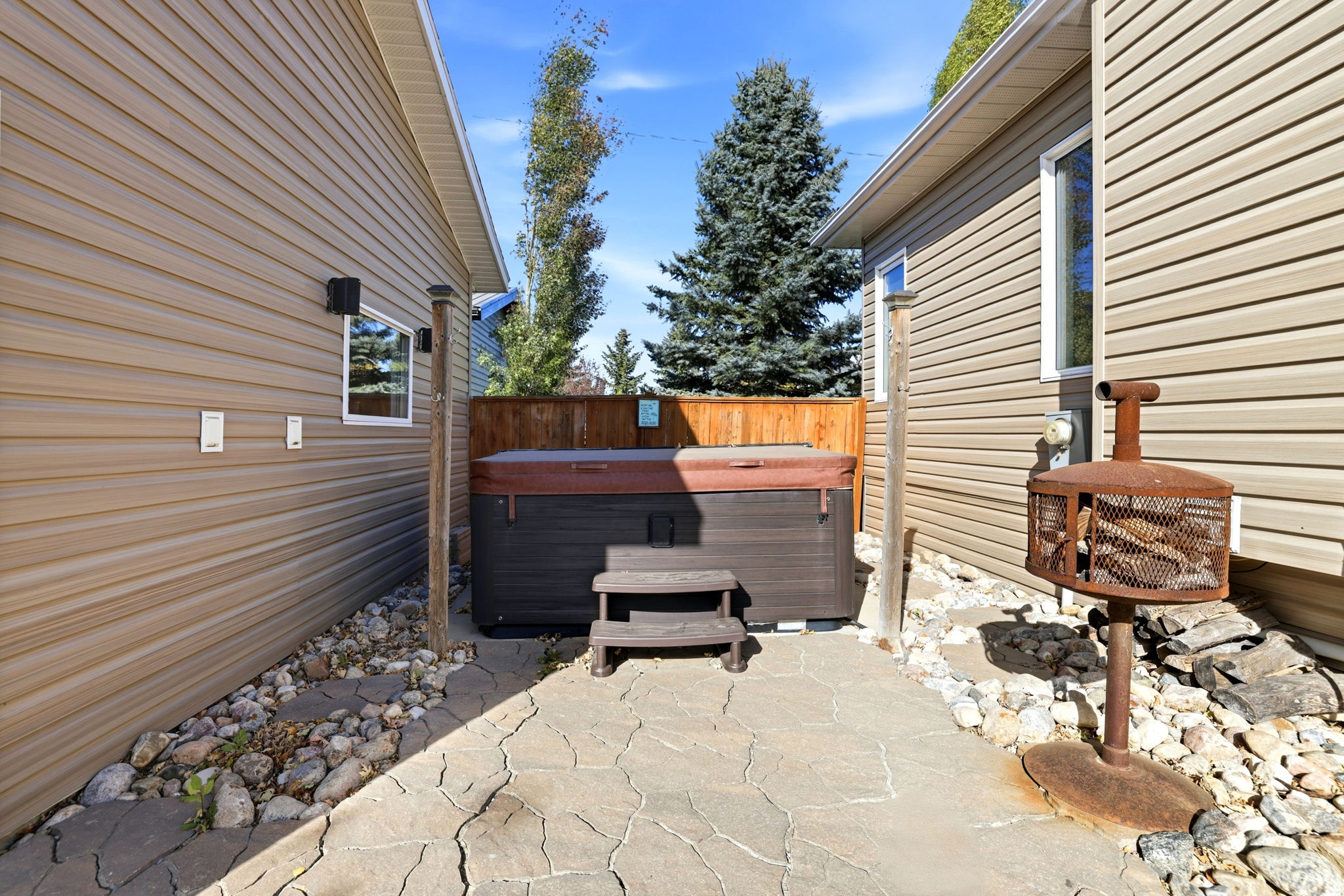 45. 124 2nd Ave W. - Hottub
