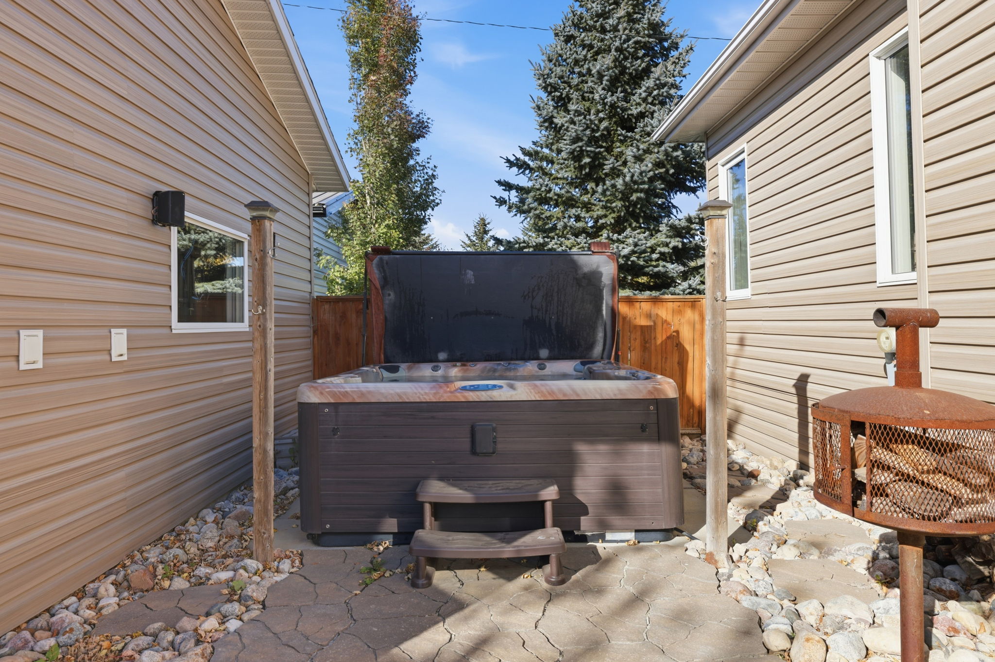 46. 124 2nd Ave W. - Hottub
