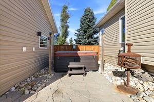 45. 124 2nd Ave W. - Hottub