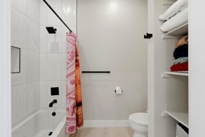 Bathroom 2 (2)