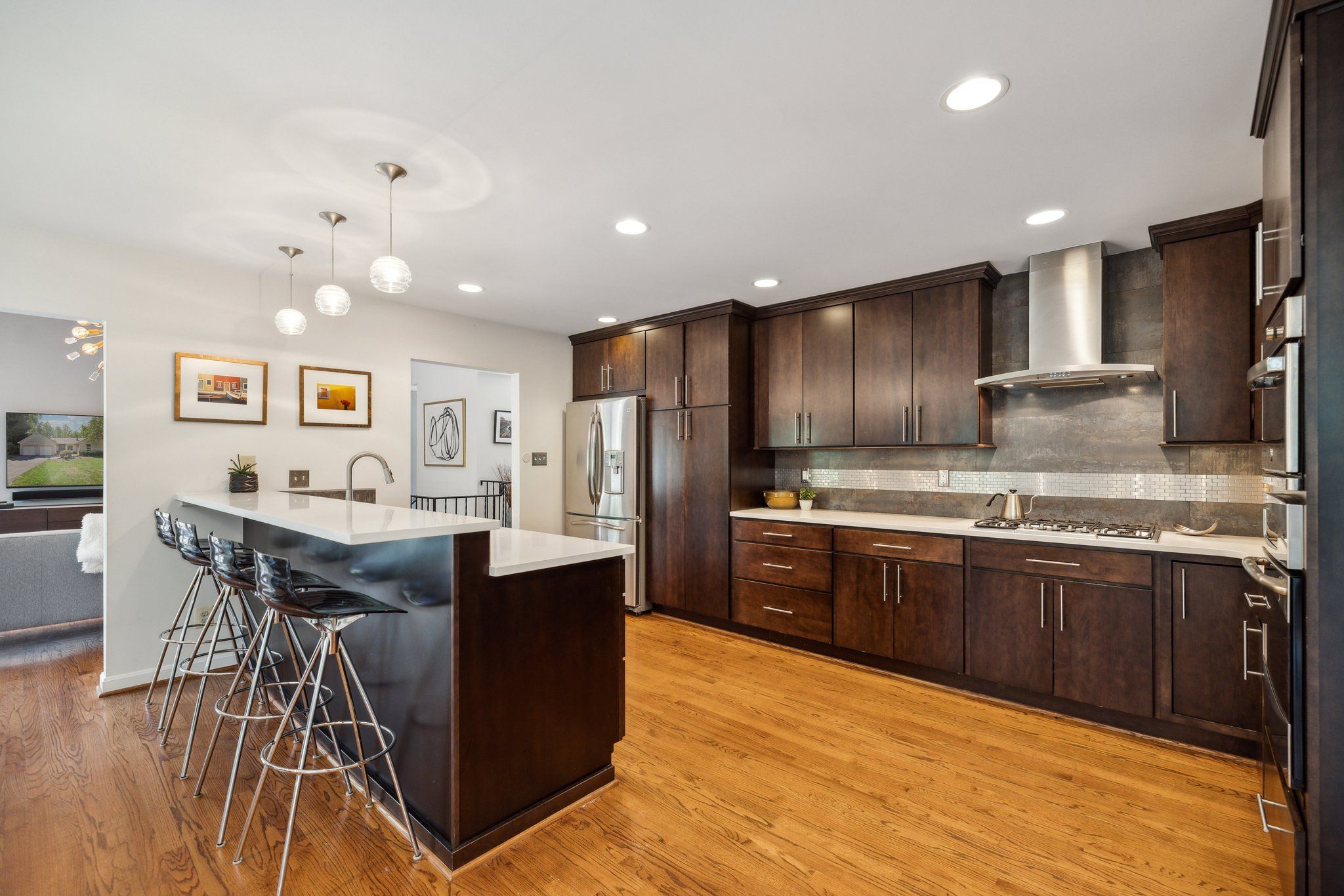 Counter Seating & Ample Storage