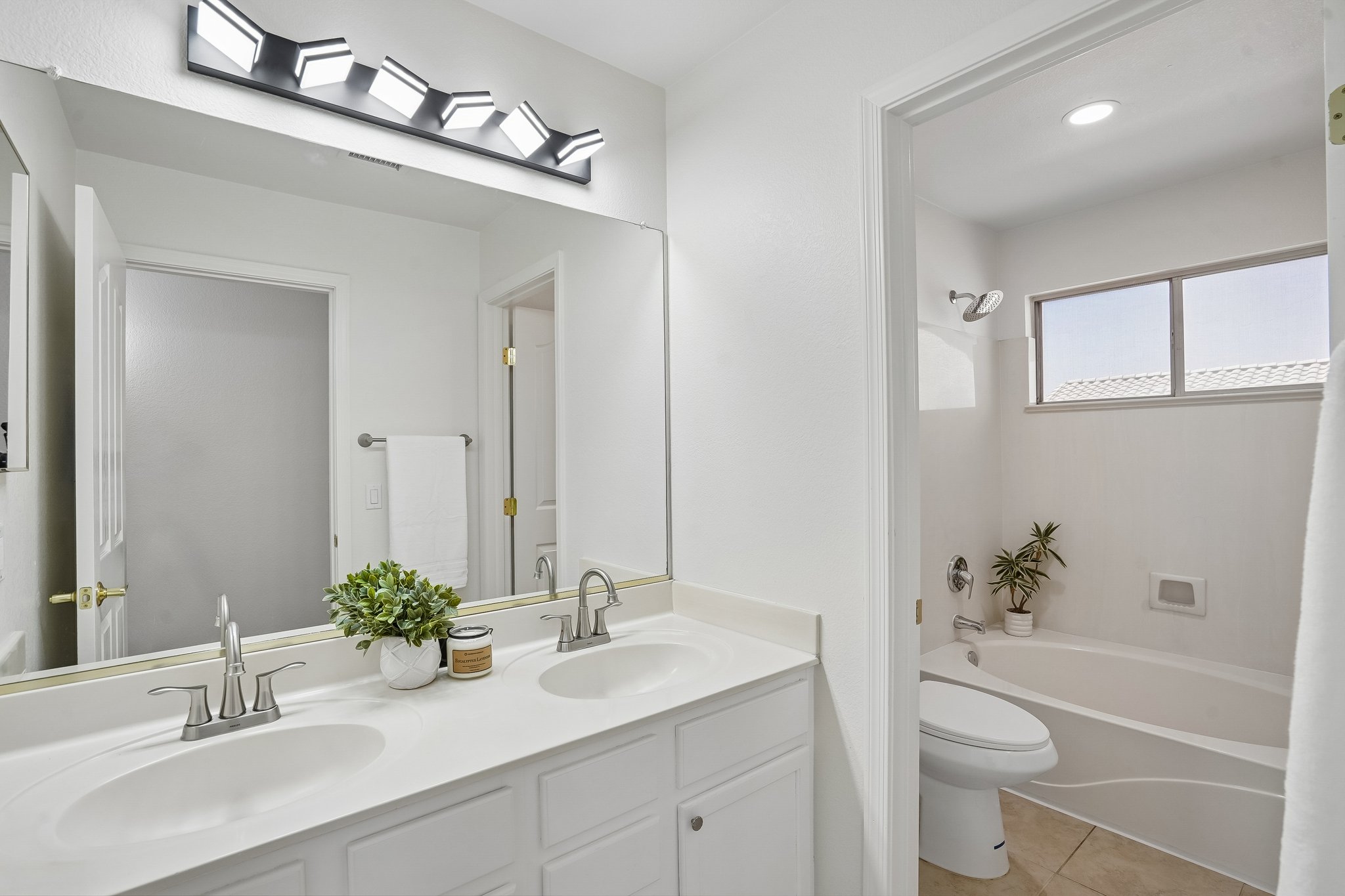 12425 W Encanto Blvd-S1109-043.jpg