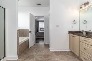 Owner's En-Suite Bath