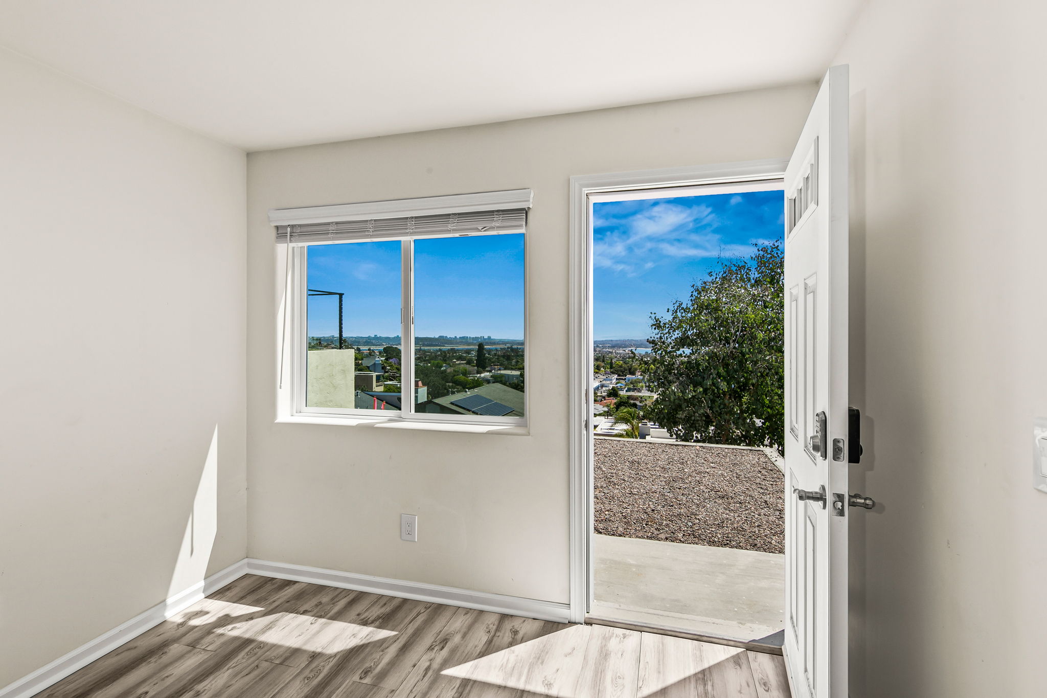 1243-1245 Van Nuys St-23