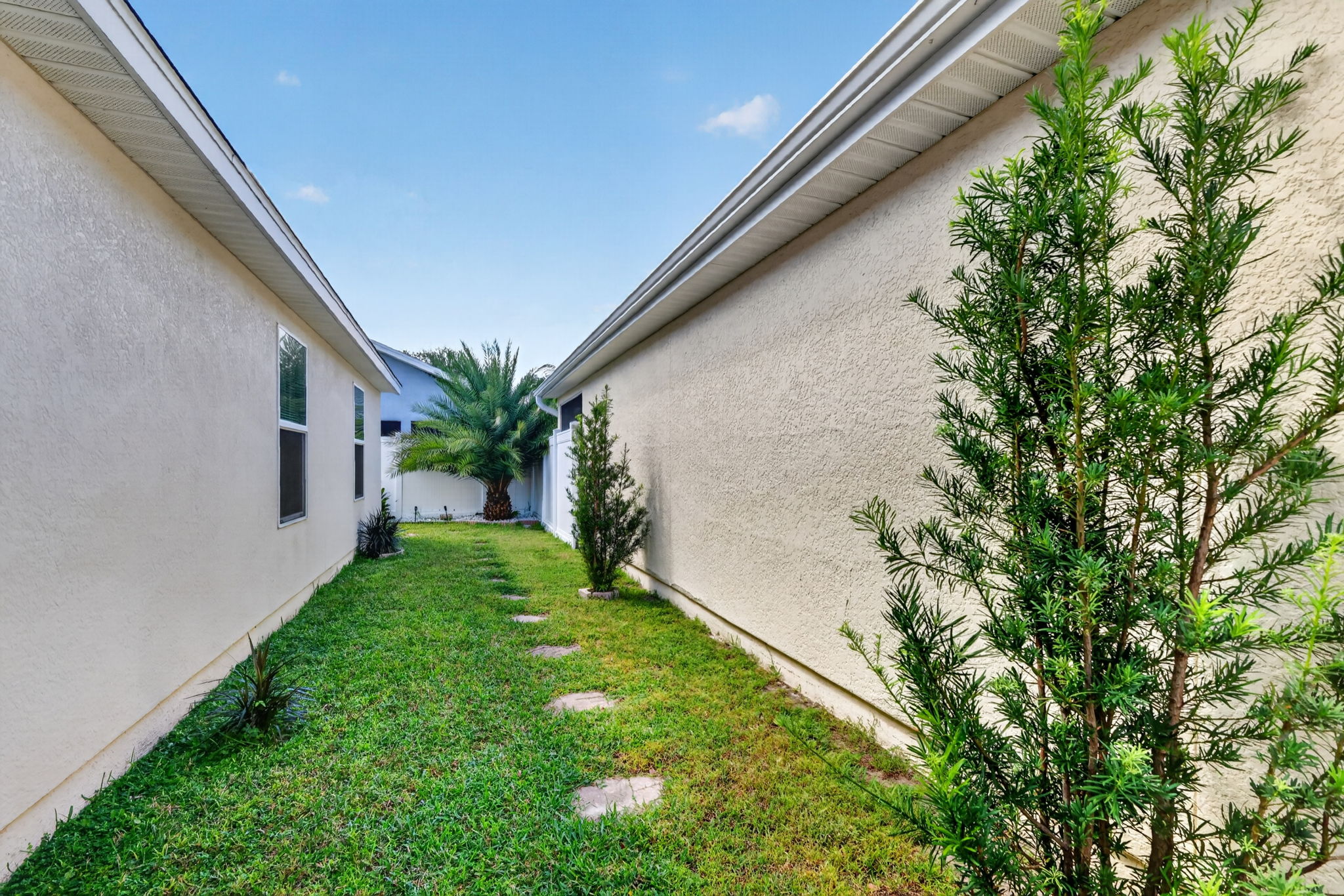 Side Yard with PRIVACY Fencing