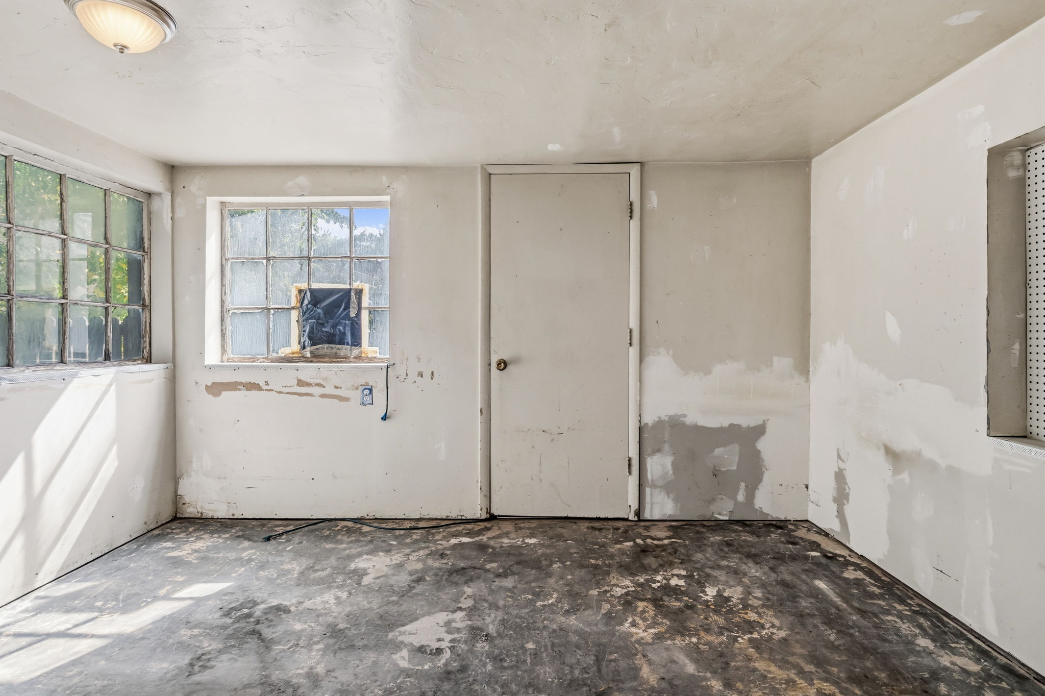 Original windows, cement floor