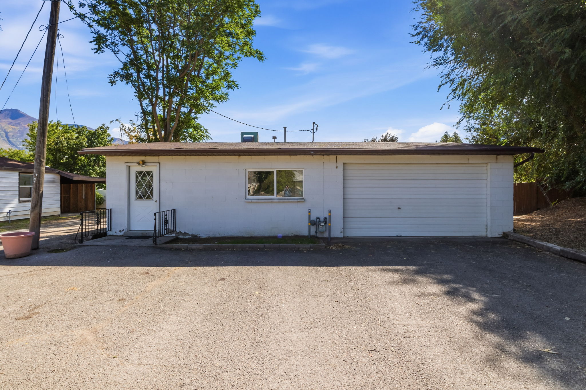 Front of detached building, 2 car garage
