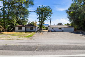 Large frontage on a main road in Mapleton