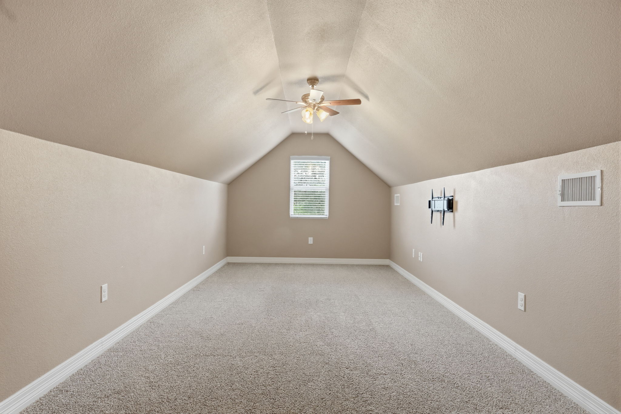 Bonus Room - gameroom/work out space/4th bed