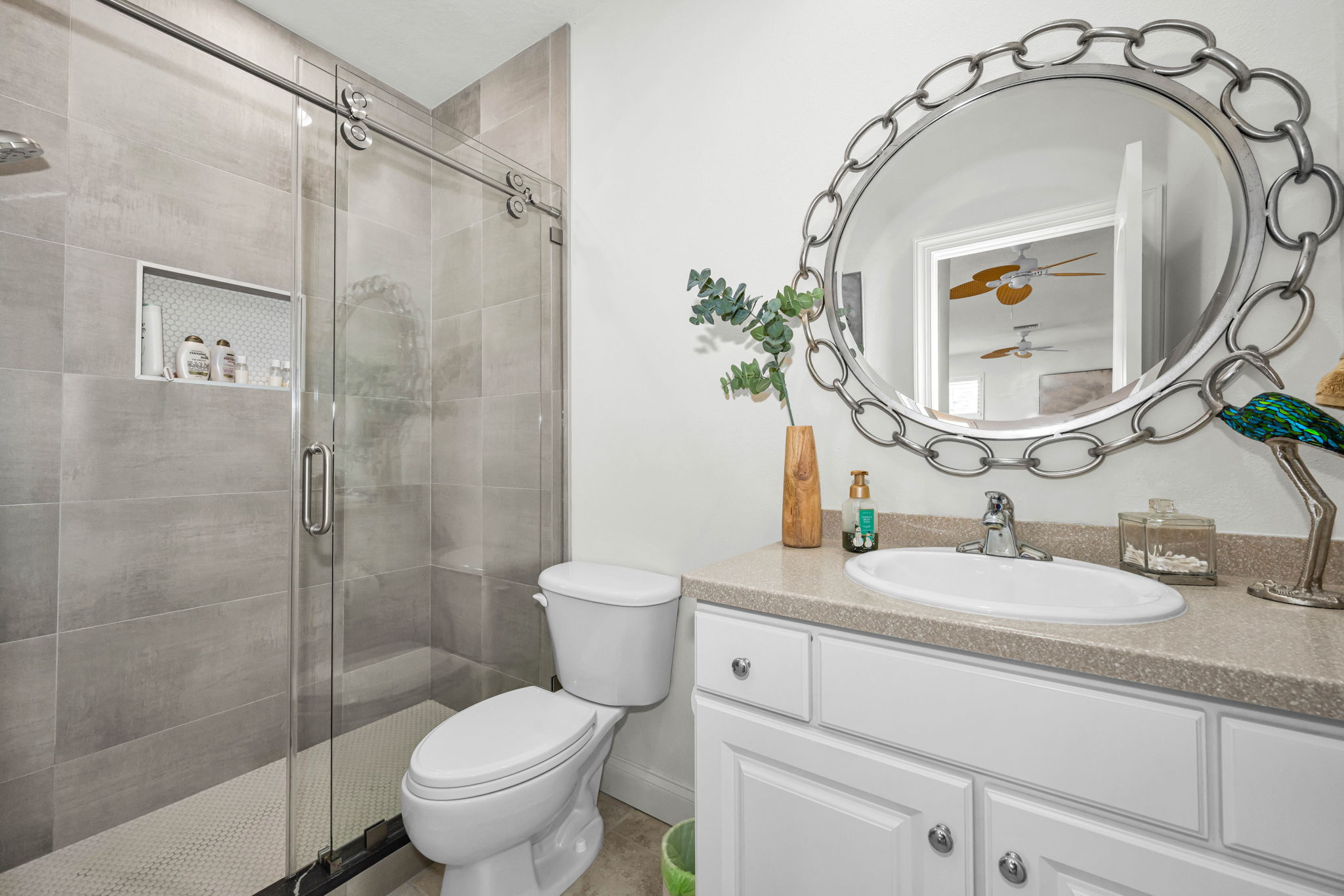 Upper Level Bathroom 4a