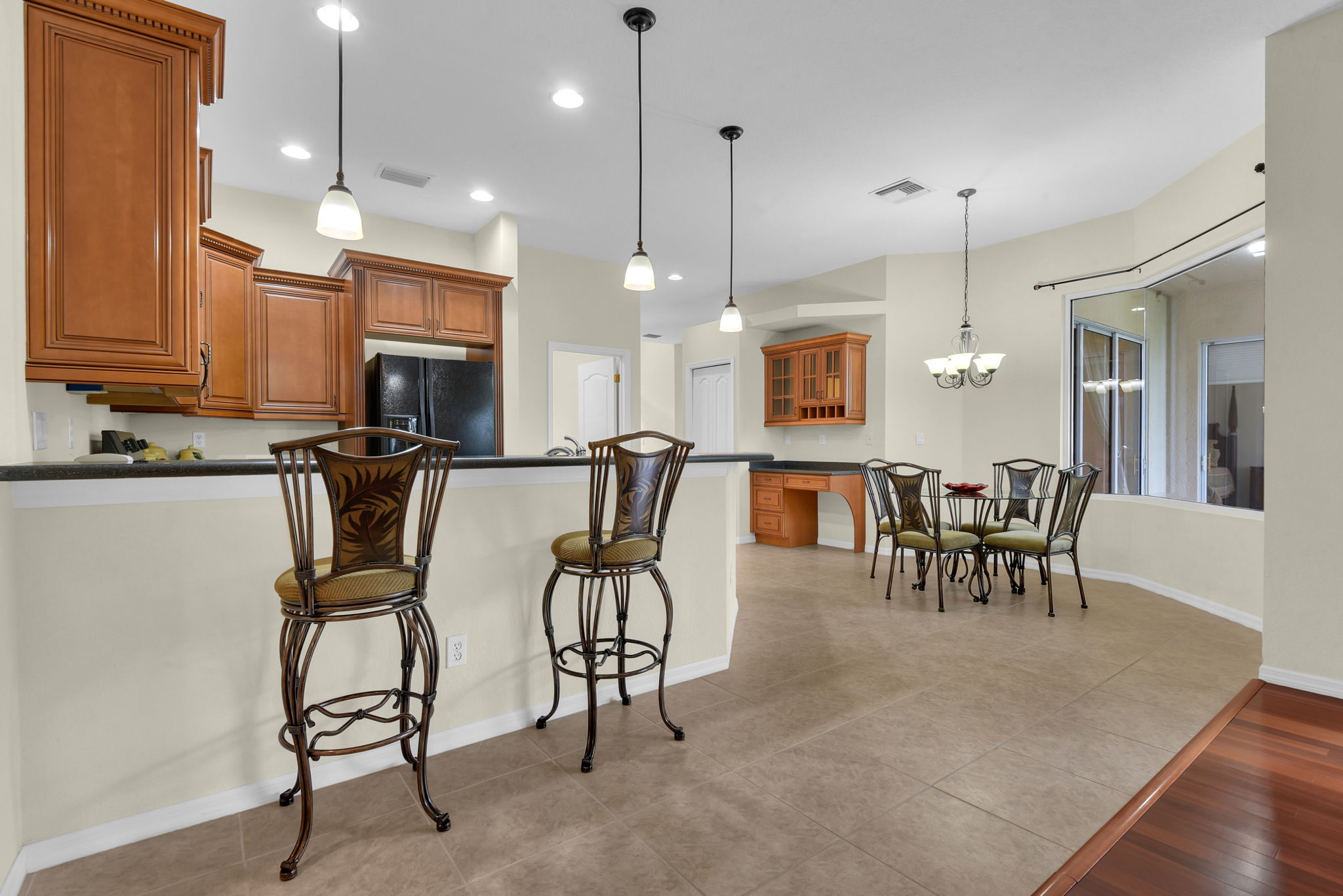 Kitchen w/ Breakfast Bar