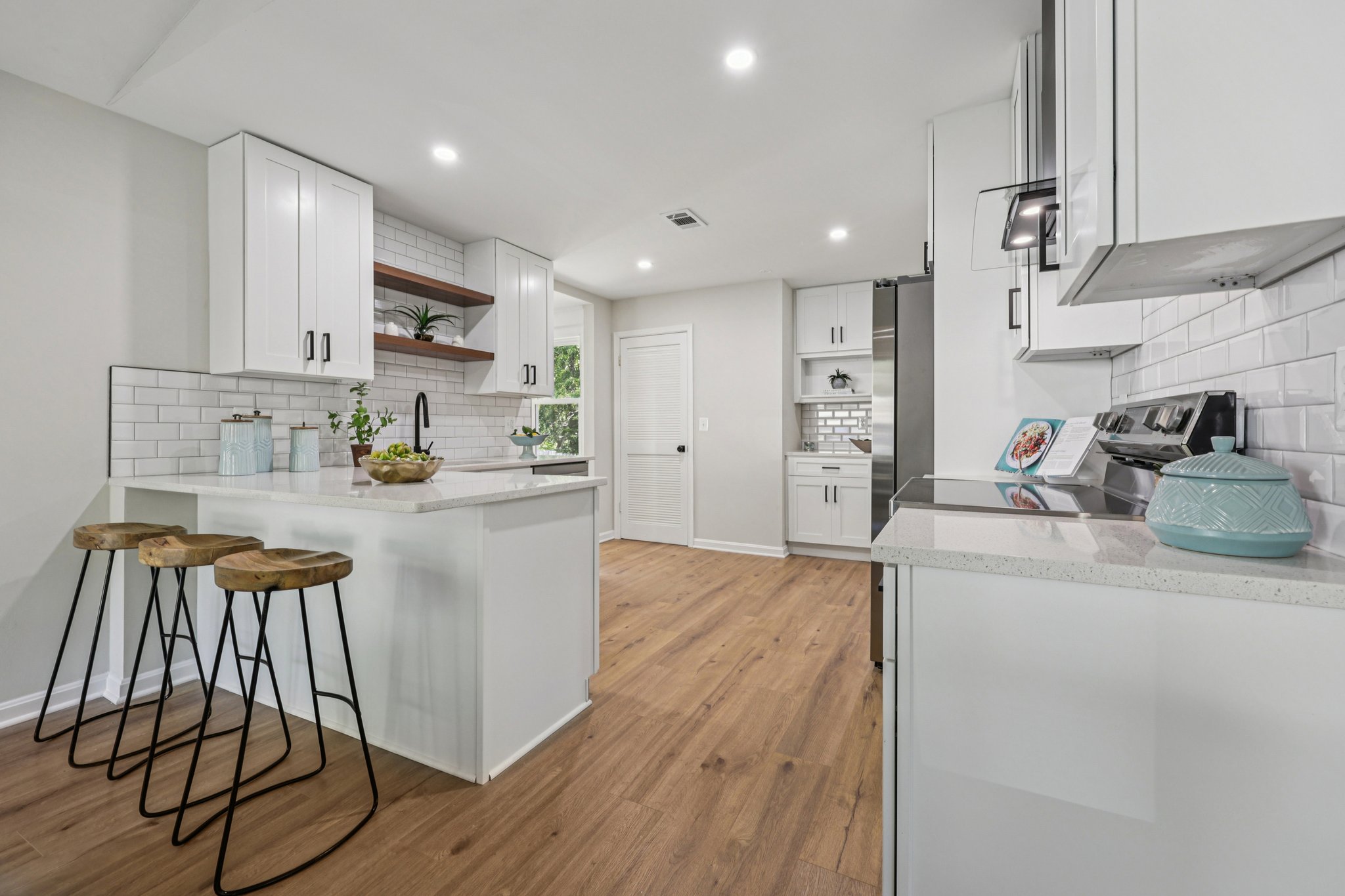 Avondale Dr-S0810-014.jpg