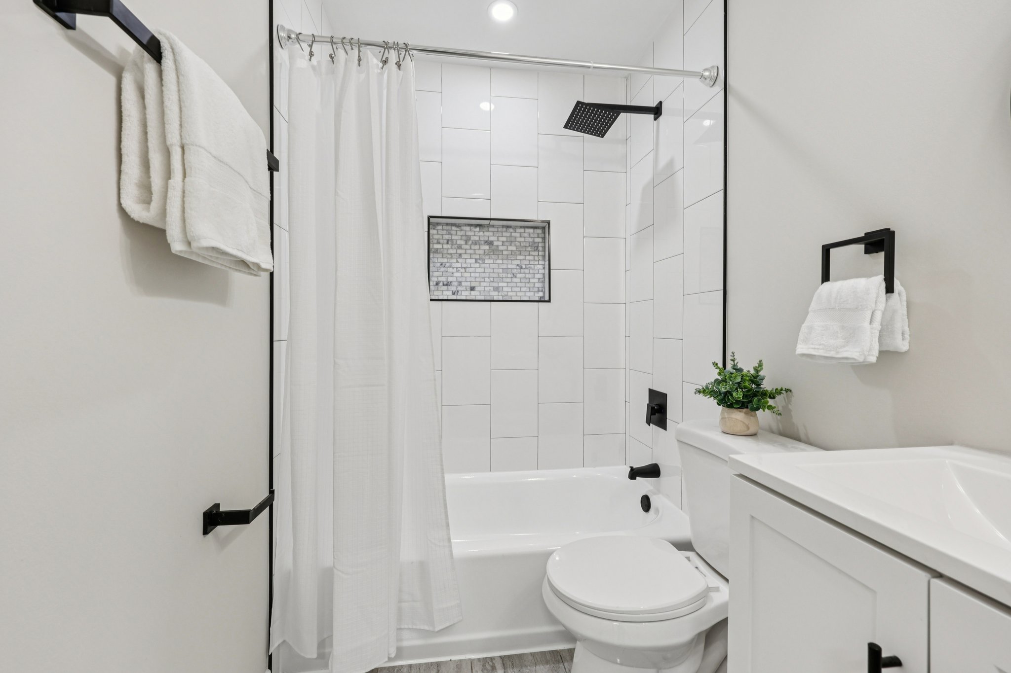 Avondale Dr-S0810-022.jpg