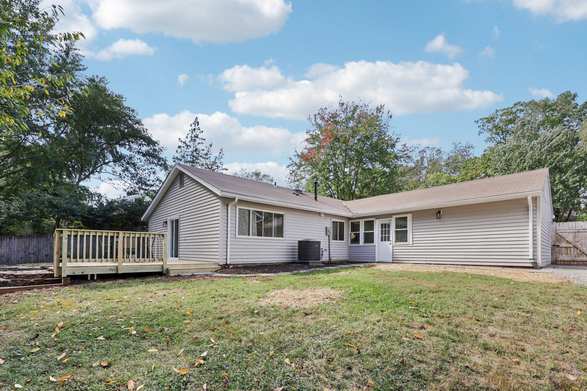 Avondale Dr-S0810-037.jpg