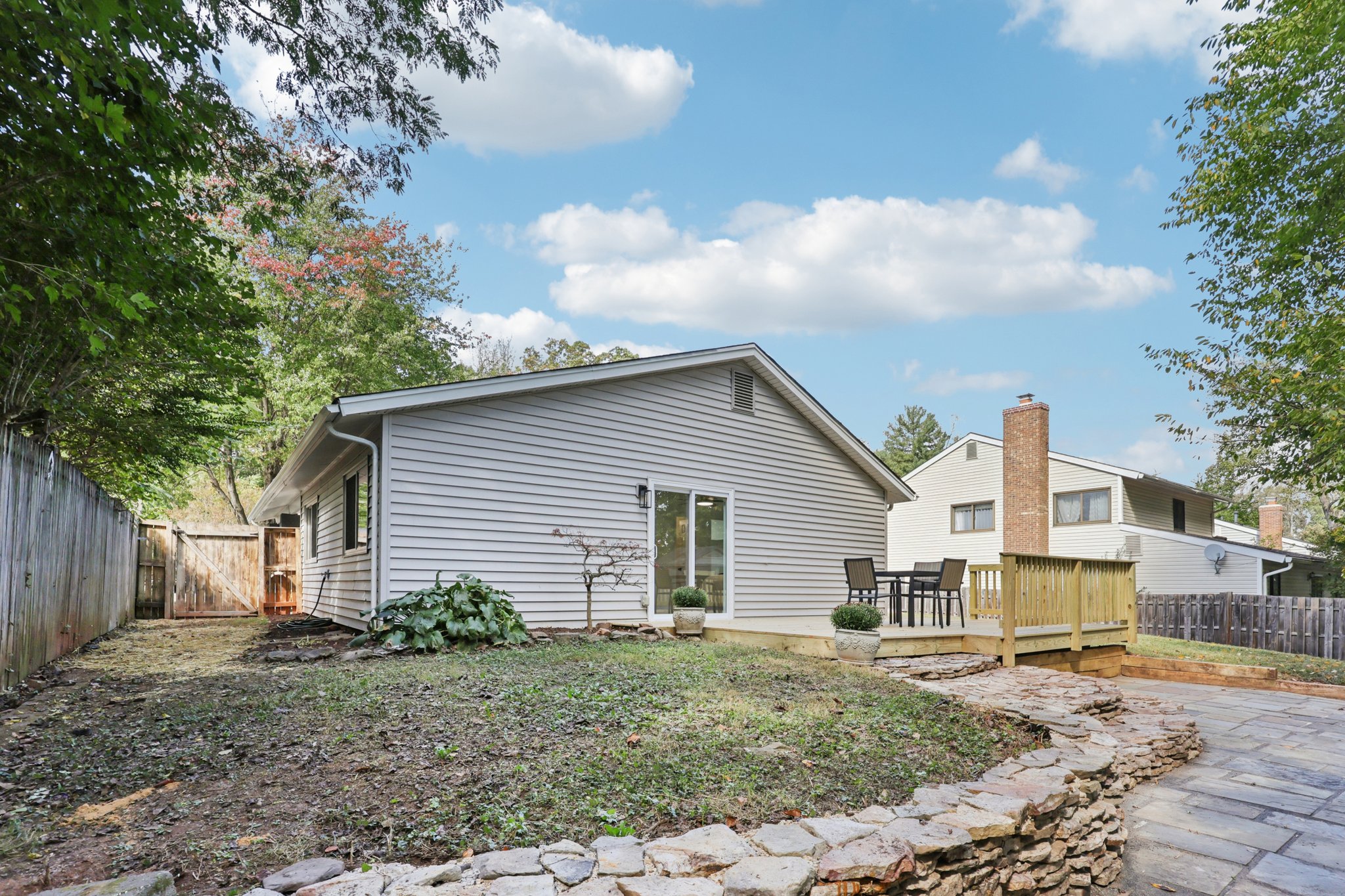 Avondale Dr-S0810-038.jpg