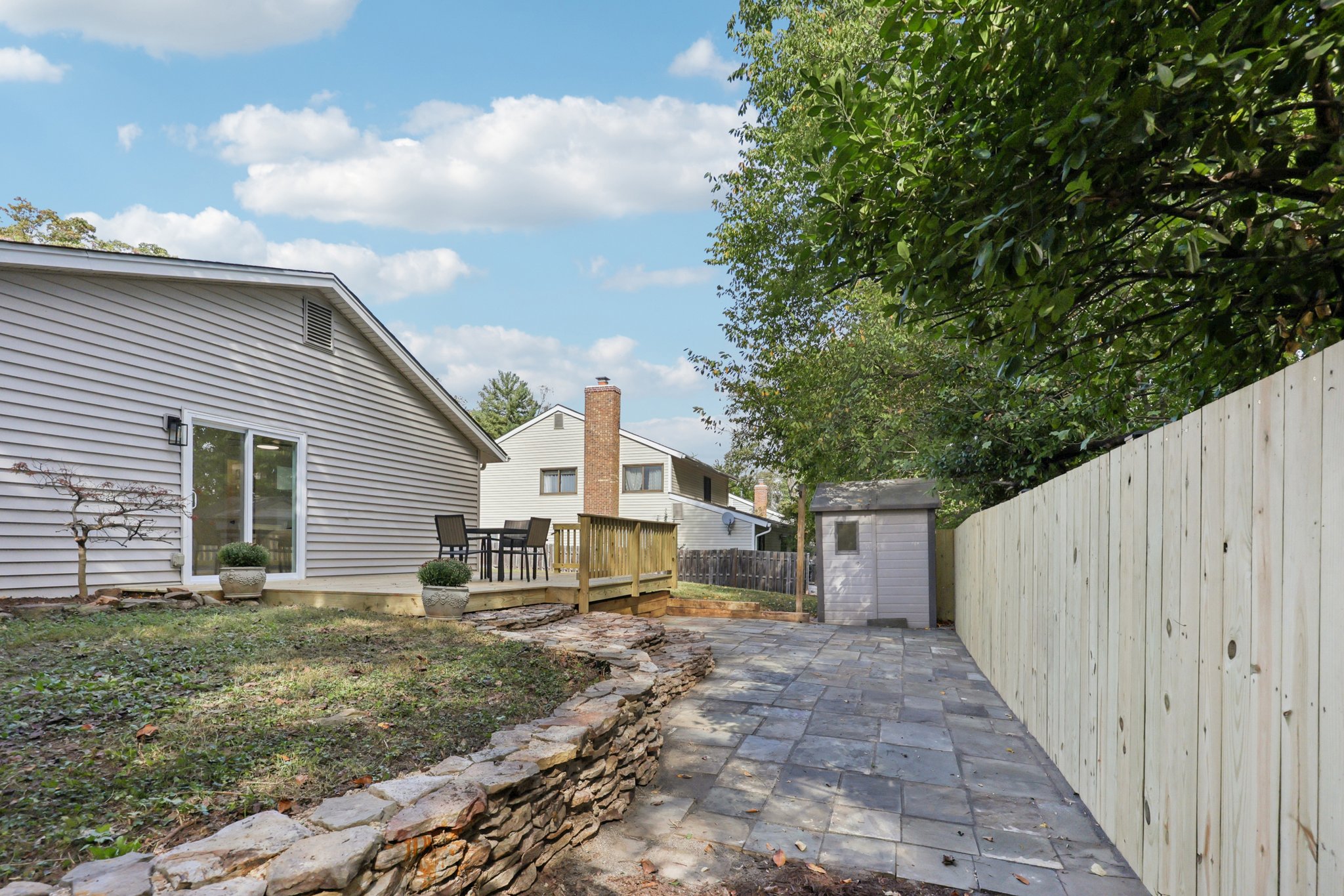 Avondale Dr-S0810-039.jpg